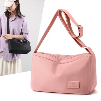 Новая корейская маленькая квадратная женская сумка 2023 года выпуска, легкая и модная, ее можно носить через плечо.