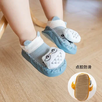 Детские носки для пола Милые хлопковые носки с короткими трубками для малышей с кукольным рисунком, противоскользящая детская обувь, милая и удобная