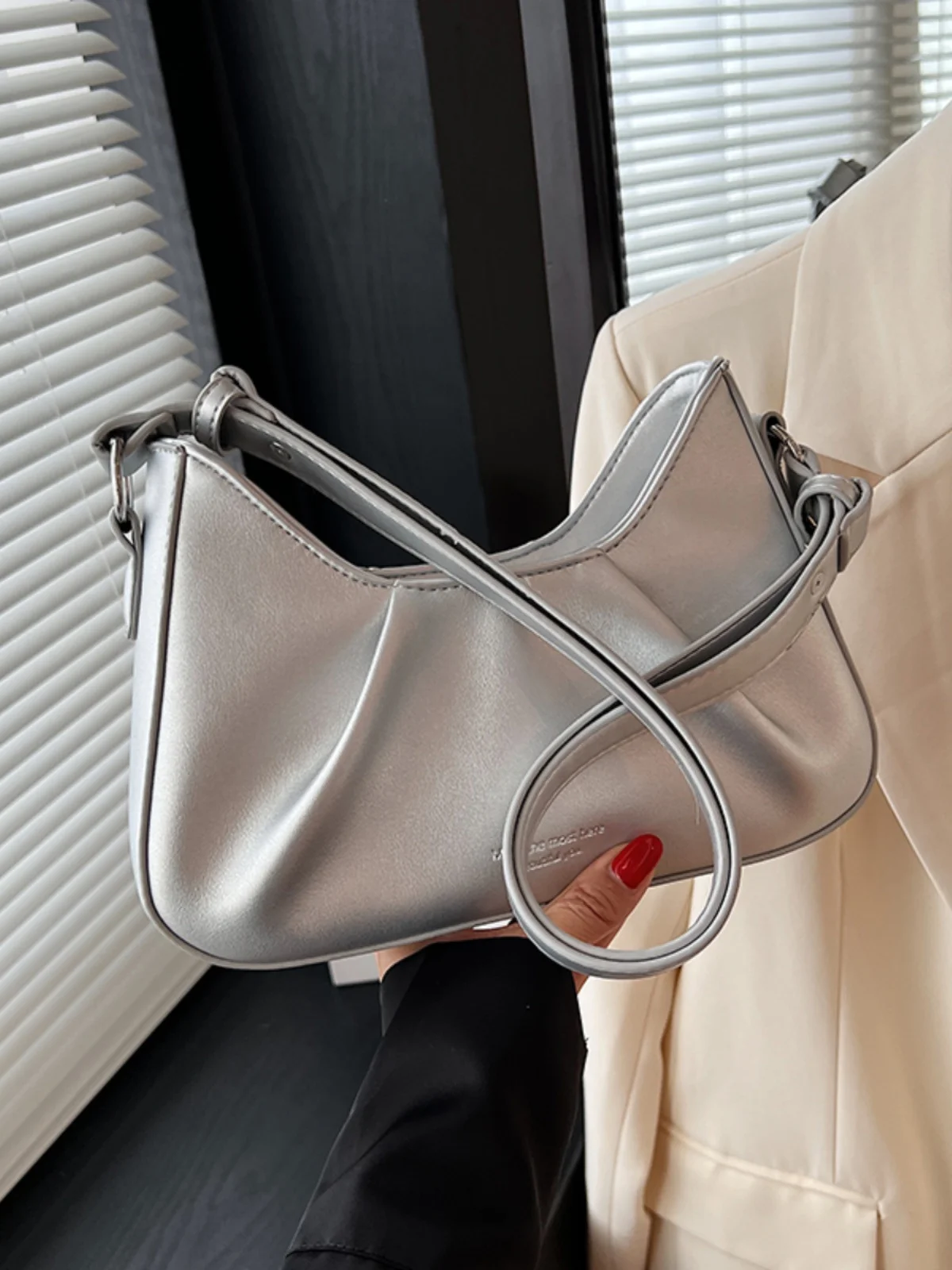 Маленькая сумка женская 2023 новая летняя сумка-мессенджер модная сумка на одно плечо подмышкой