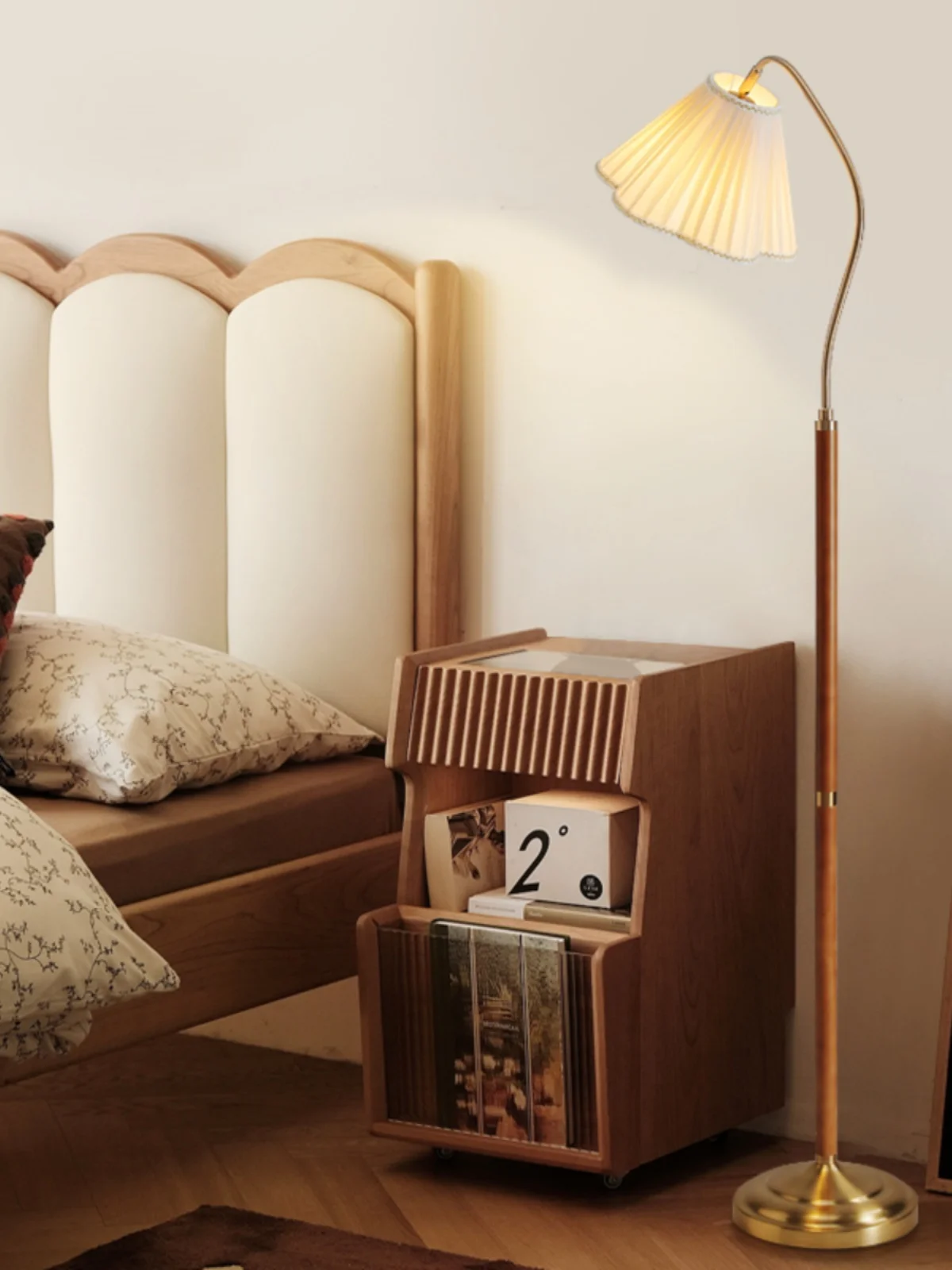 Торшер Французский Ретро Кремовый для гостиной Прикроватная тумбочка для спальни Вертикальная настольная лампа в японском стиле с плиссированным освещением